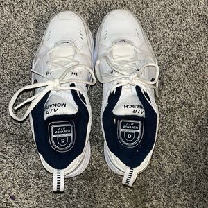 Like new dad shoe Nike air monarch size 9 men